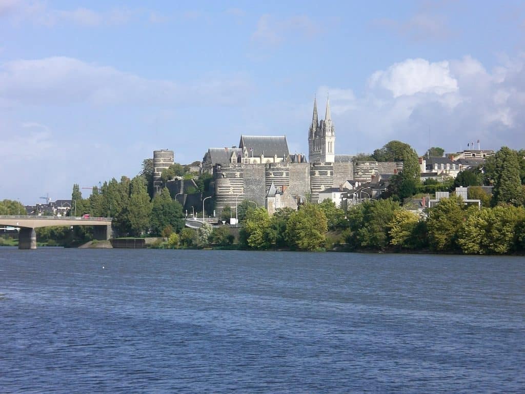 Vue sur le chateau et la cathédrale d'Angers depuis le parc Balzac