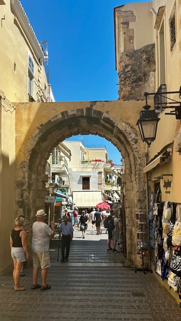 Ruelle avec une arche dans la ville de Rethymnon en Crète