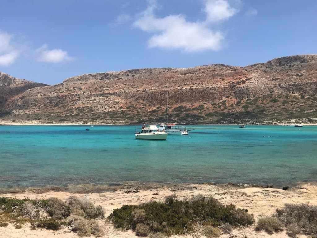 Paysage typique de la Crète avec la montagne et la plage