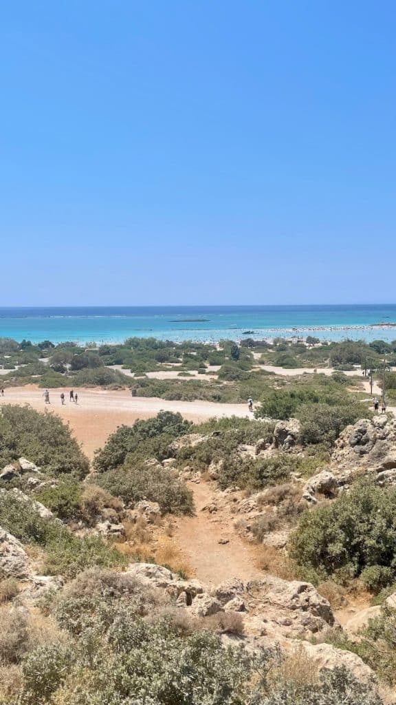 Vue de la plage Elafonissi depuis la côte en Crète, Grèce
