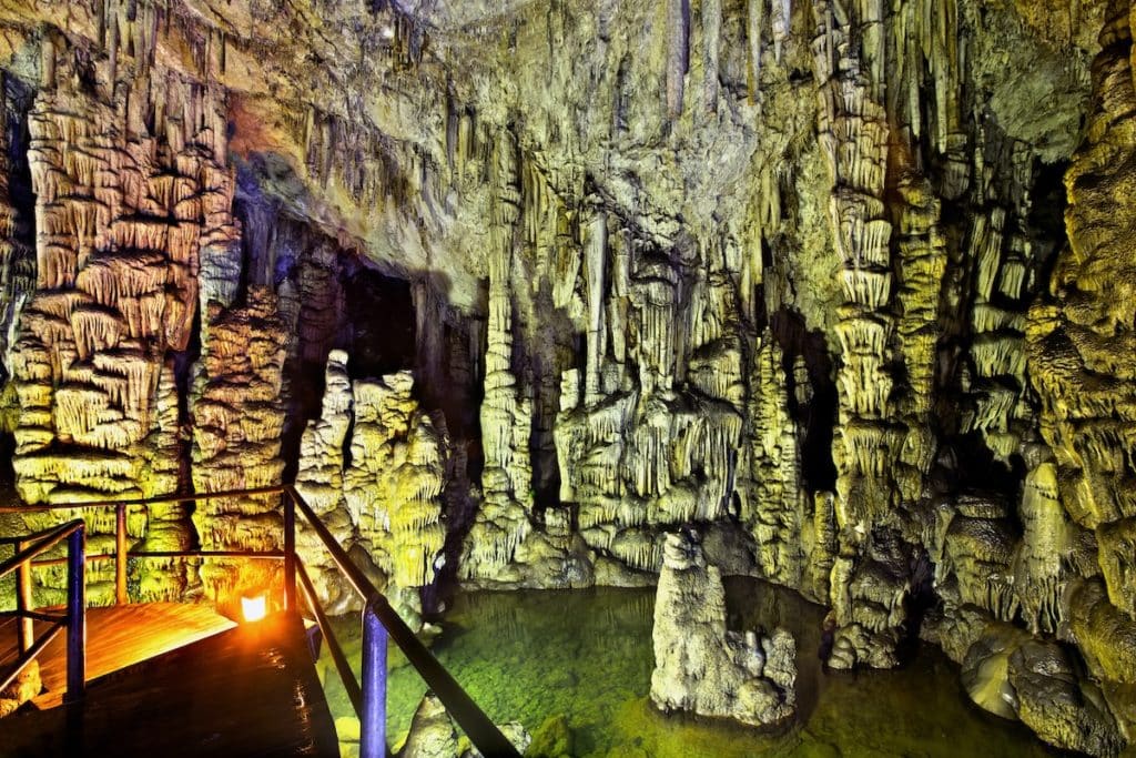 Stalactites et stalagmites à l'intérieur de la grotte de Dikteon, la grotte où Zeus serait né