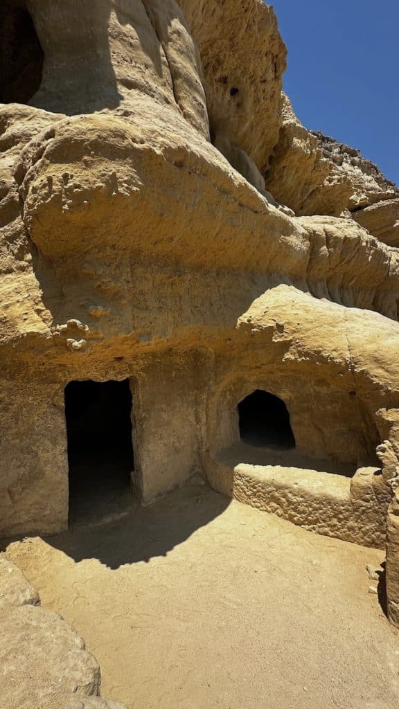 Grottes creusées dans la roche à Matala en Crète