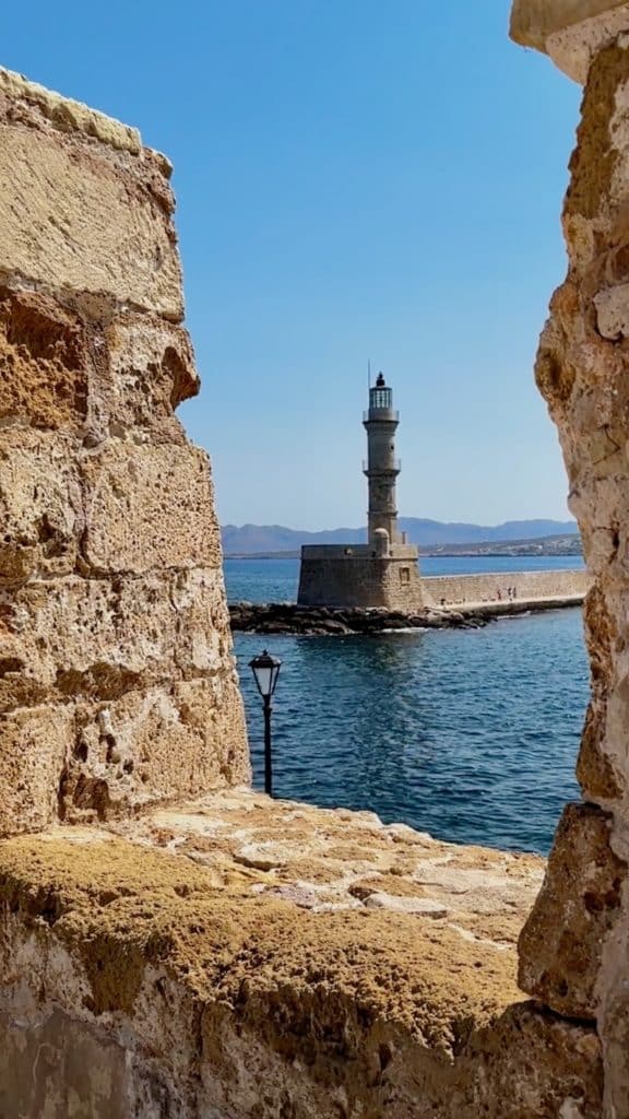 Vue du phare de la Canée (Chania) depuis le musée maritime