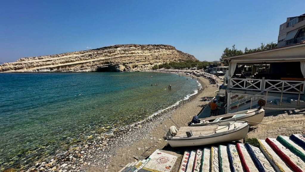 Vue panoramique de la plage de Matala en Crète avec les grottes au fond