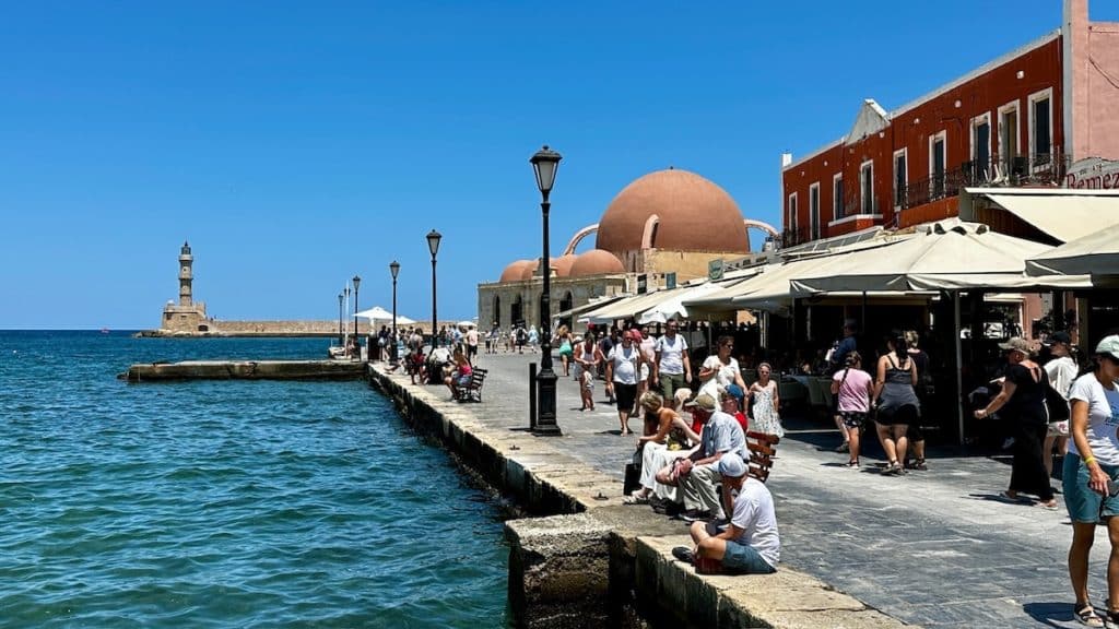 Vue sur le phare depuis le port de la Canée (Chania) en Crète
