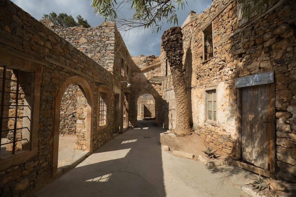 Intérieur des ruines de l'île de Spinalonga en Crete