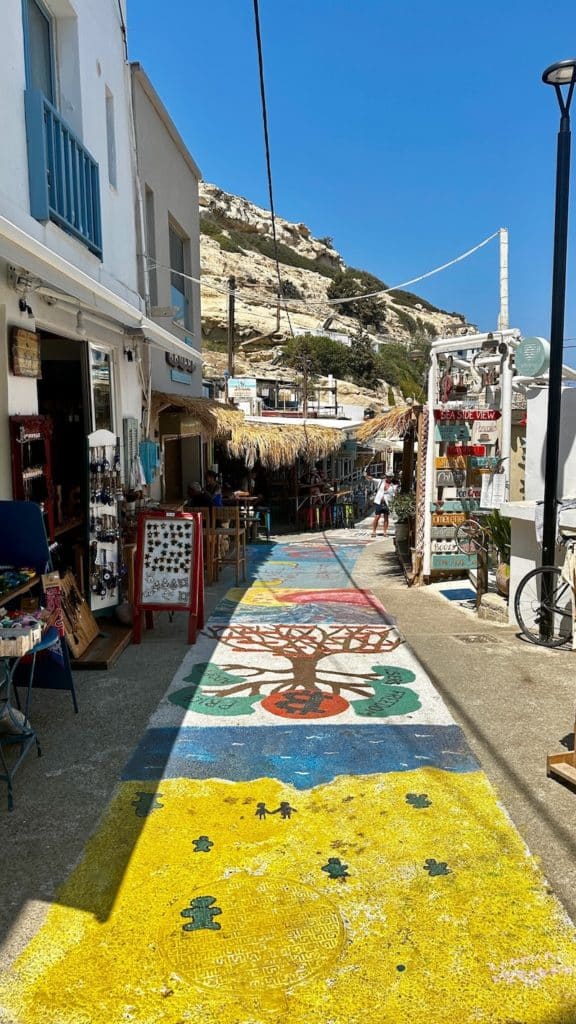 Dessins colorés au sol dans les rues de Matala en Crète