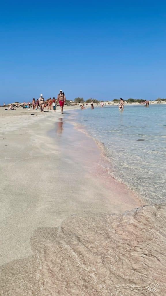 Sable rose de la plage Elafonissi en Crète