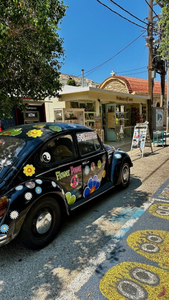 Voiture avec des autocollants de fleurs dans les rues de Matala en Crète