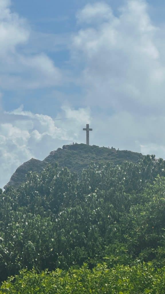 Croix située à la Pointe des Chateaux en Guadeloupe