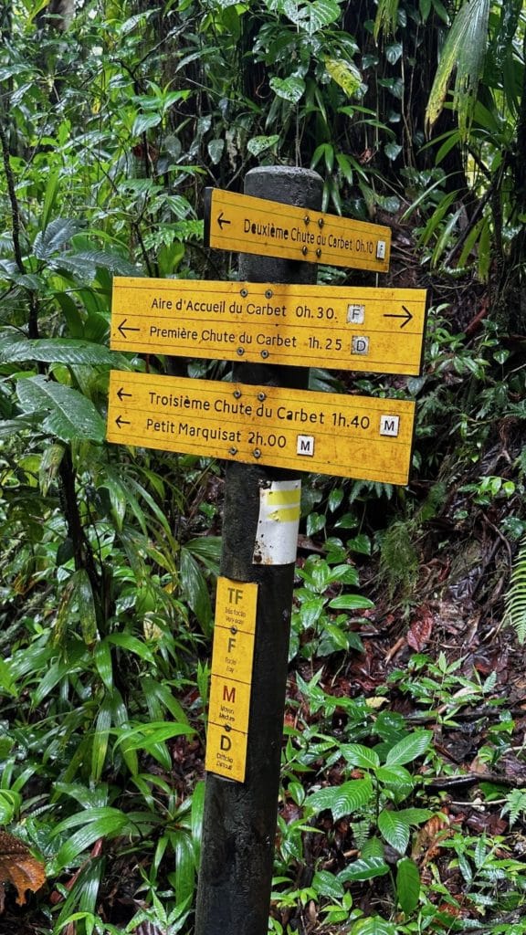 Pancarte directionnelle des Chutes du Carbet en Guadeloupe
