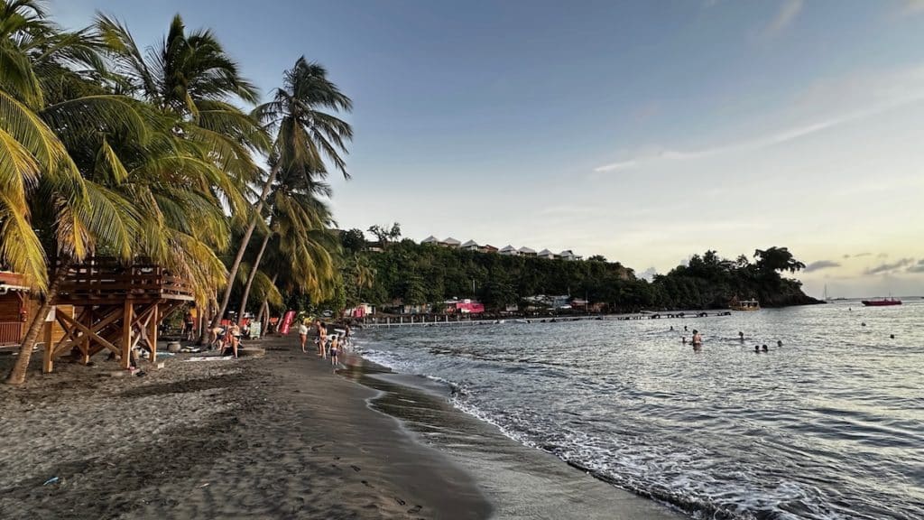 Plage Malendure, une plage de sable noir en Guadeloupe