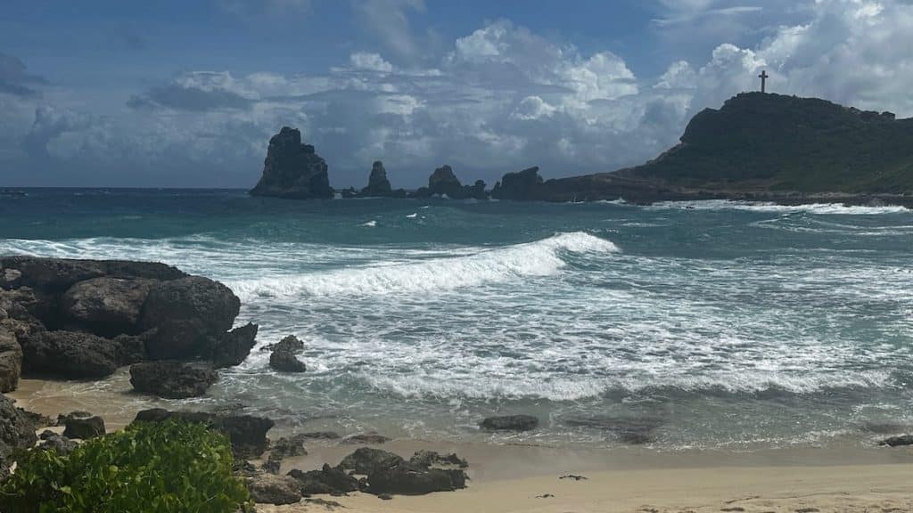 Vue sur la Pointe des Chateaux depuis la plage Saint François en Guadeloupe