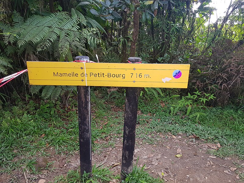 Pancarte du sentier des Mamelles en Guadeloupe