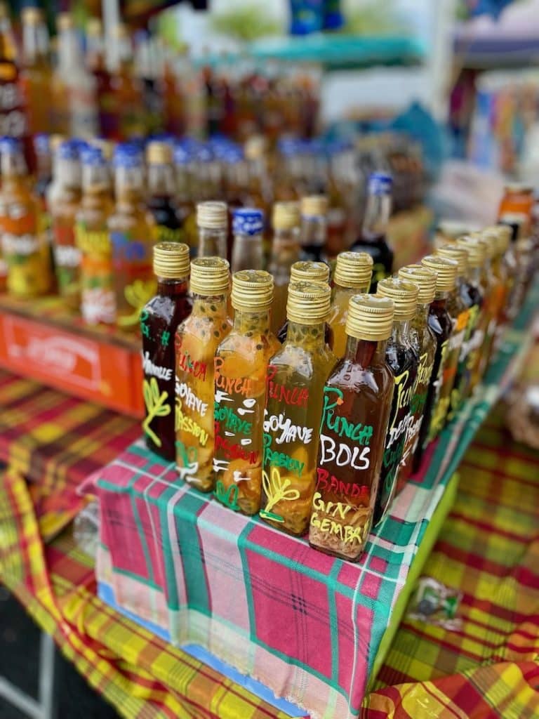 Punch vendu sur le marché en Guadeloupe