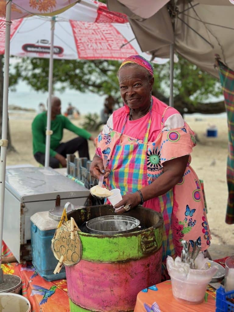 Femme vendant du sorbet coco en Guadeloupe