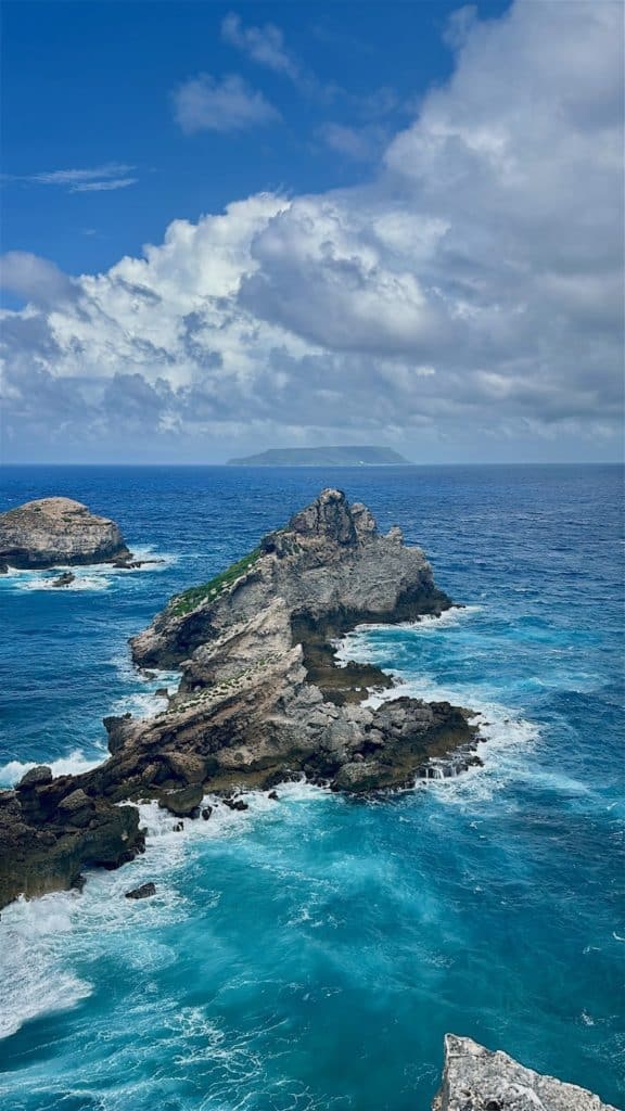Vue sur la mer depuis la croix de la Pointe des Chateaux en Guadeloupe