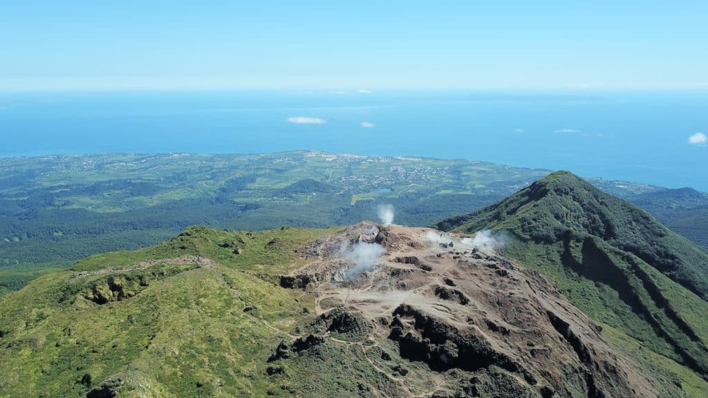Vue sur Basse-terre depuis le haut du volcan Souffrière en Guadeloupe