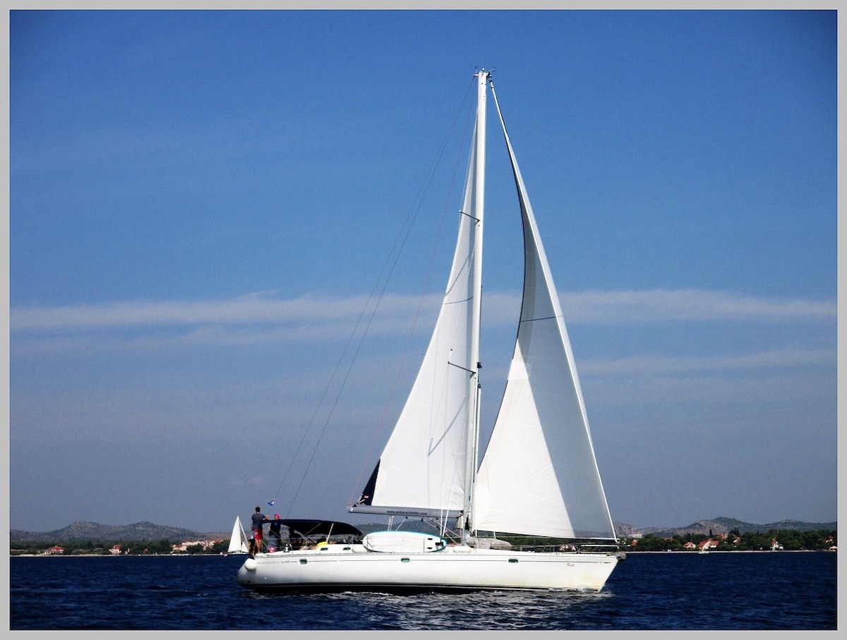 Croisière en bateau pour rejoindre l'île des Saintes en Guadeloupe