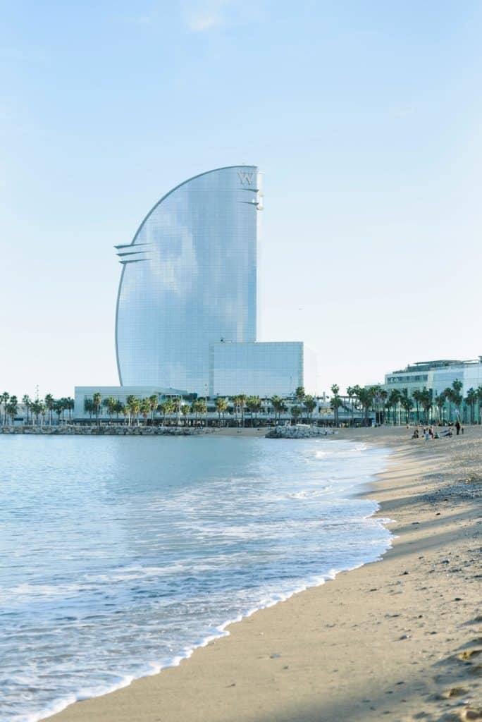 Plage de la Barceloneta, vue sur l'hotel W