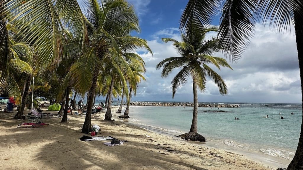 Plage paradisiaque de Sainte-Anne en Guadeloupe