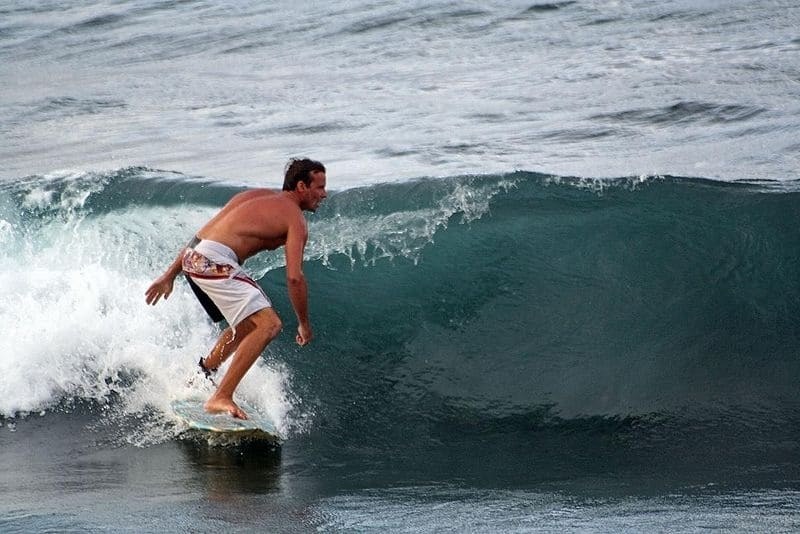 Surfeur sur la plage du Moule en Guadeloupe