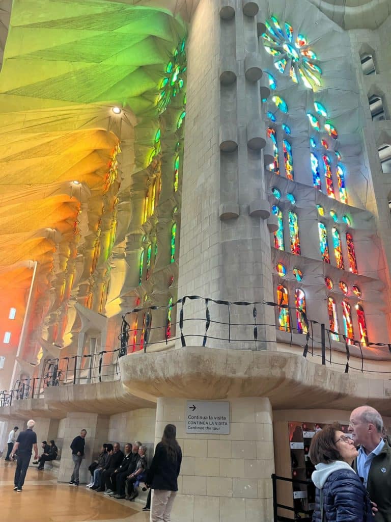 Intérieur et vitraux de la Sagrada Familia à Barcelone