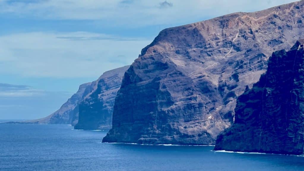Les falaises impressionnantes Acantilados de los Gigantes à Tenerife, Canaries