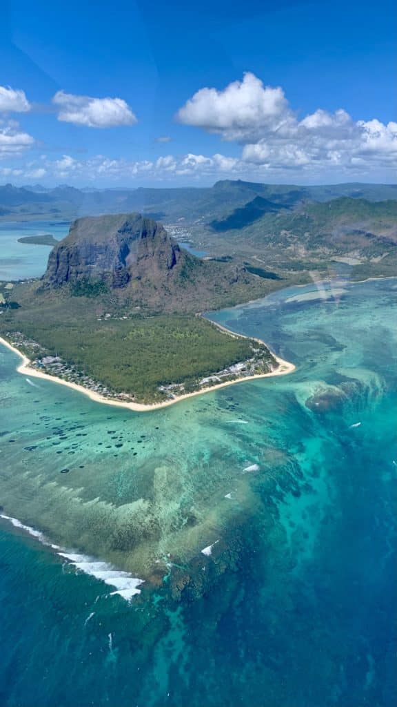 Vu sur le morne et la cascade sous marine à l'île Maurice