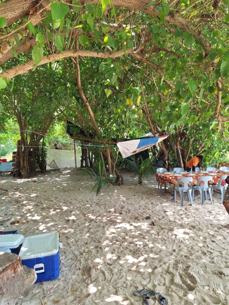 Déjeuner sur la plage à lîle maurice