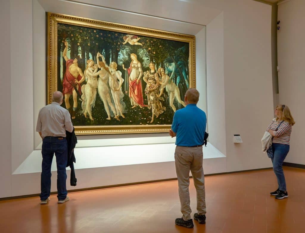 Personnes admirant un tableau à la Galerie des Offices à Florence