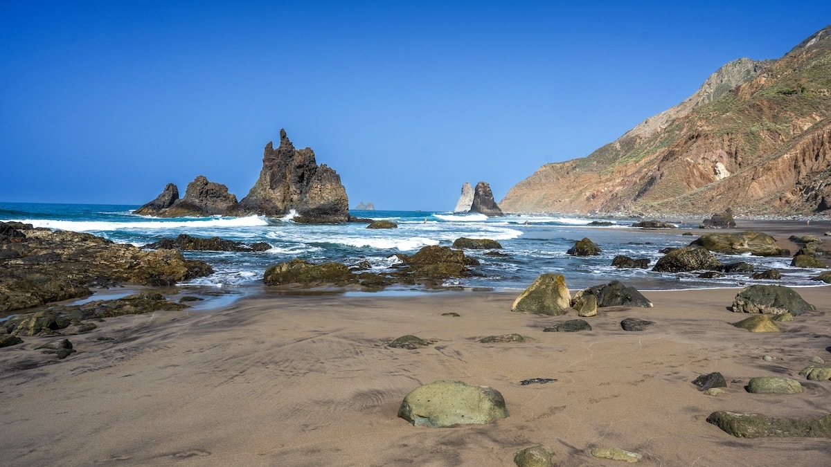 Petite crique de sable noir à Tenerife