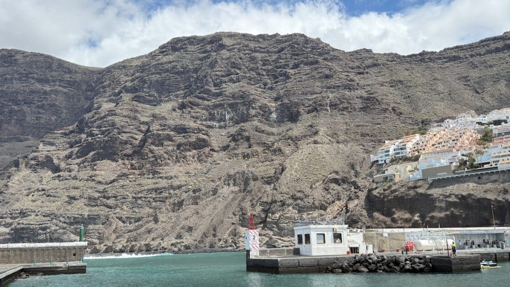 Le port du village Los Gigantes à Tenerife