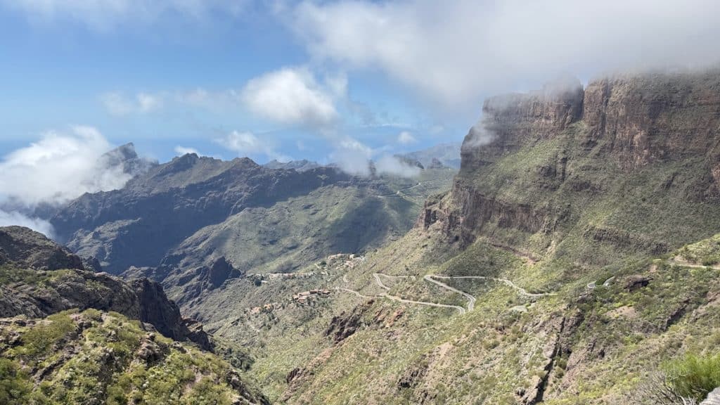 Le route sinueuse pour accéder au village Masca à Tenerife