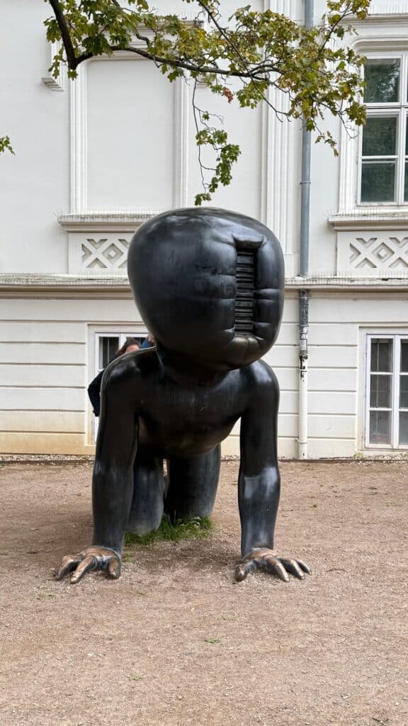 Sculpture de l'artiste Cerny située sur l'île de Kampa à Prague appelé Babys. Ces derniers ont des visages avec des tetes écrasées