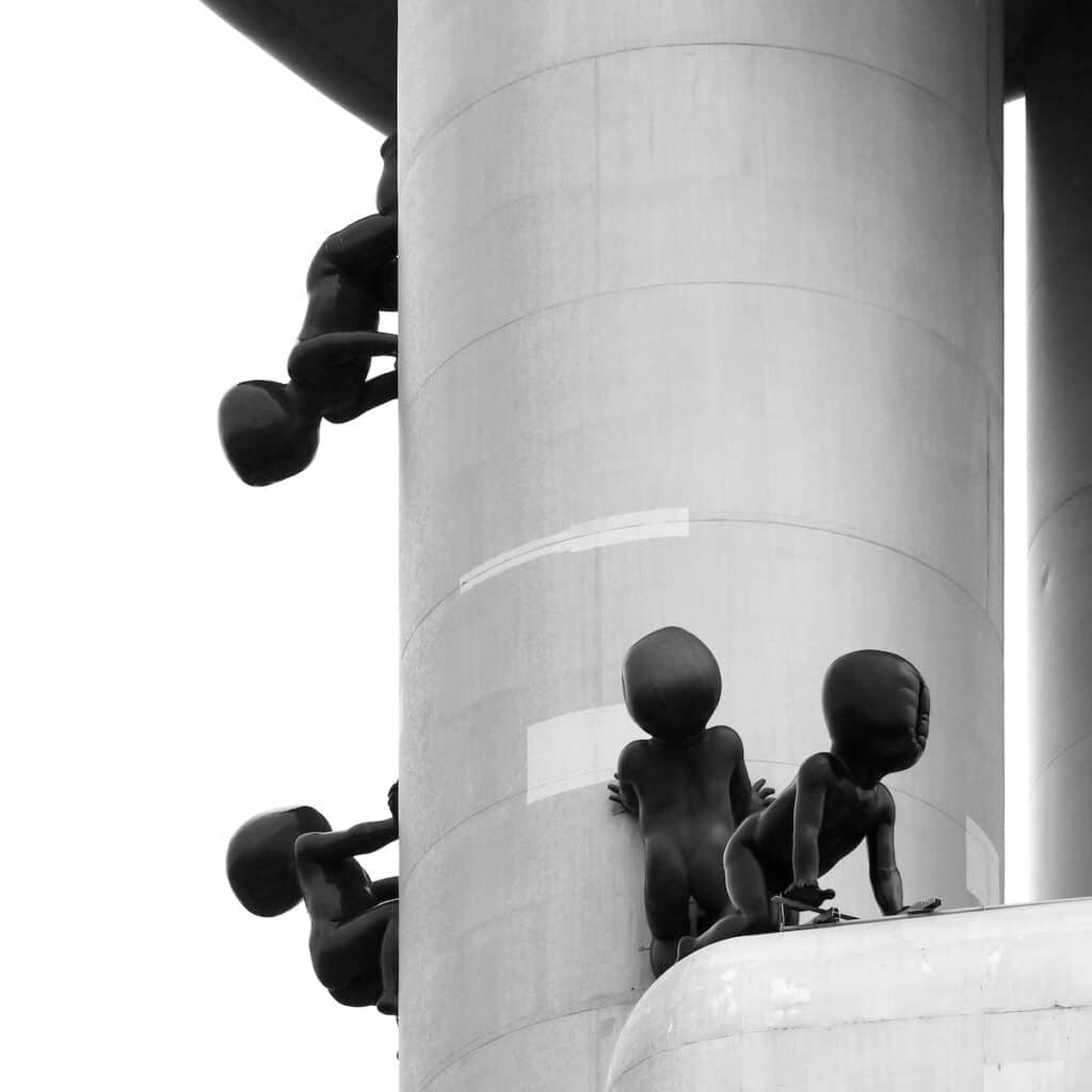 Sculpture de l'artiste Cerny à Prague. On y voit des bébés qui escaladent la tour de télévision