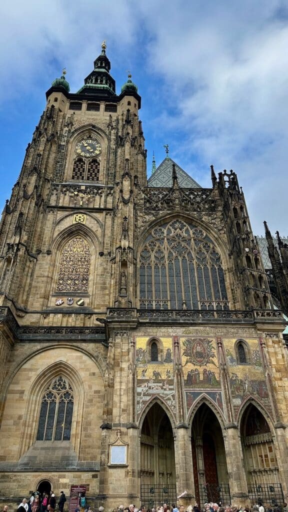 Cathédrale Saint Guy vue de face dans le château de Prague