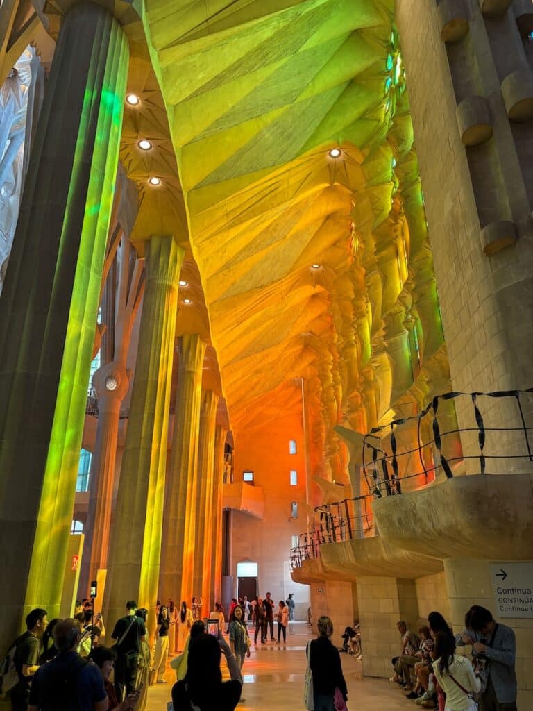 Rayons colorés à l'intérieur de la Sagrada Familia
