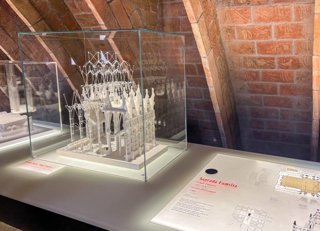 Maquette de la construction de la Sagrada Familia située à la Casa Mila à Barcelone