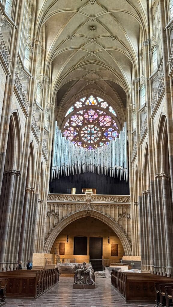 Magnifique orgue situé à l'intérieur de la cathédrale Saint Guy à Prague
