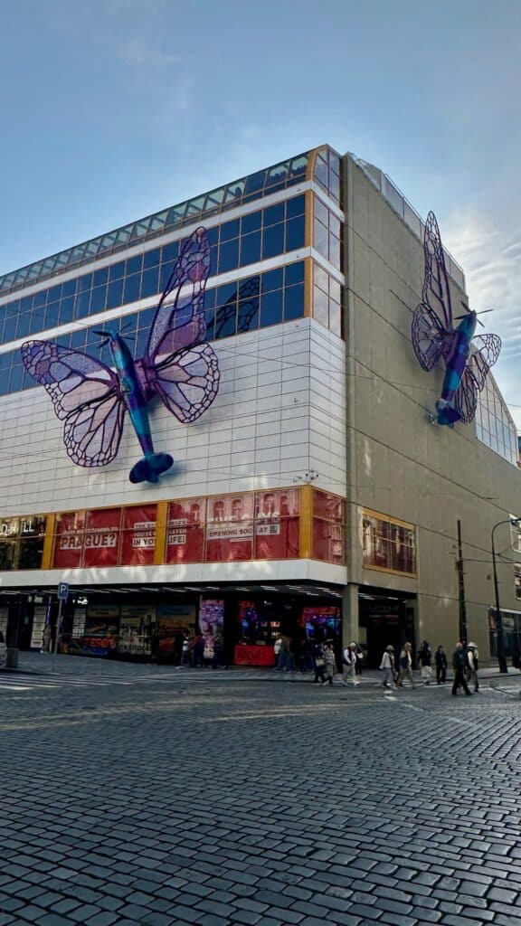 Sculpture de l'artiste Cerny à Prague appelé Papillons