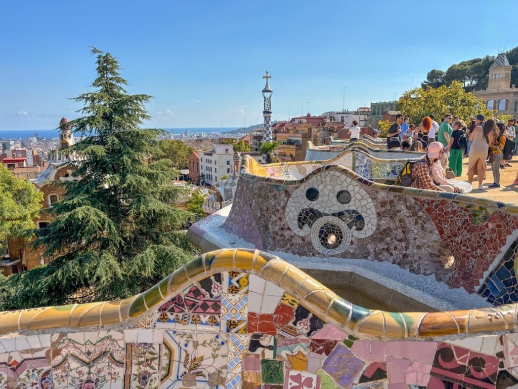Banc recouvert de mosaïques au Parc Guell à Barcelone