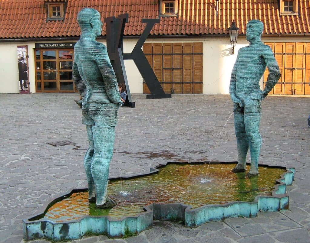 Sculpture de l'artiste Cerny à Prague appelée The Piss