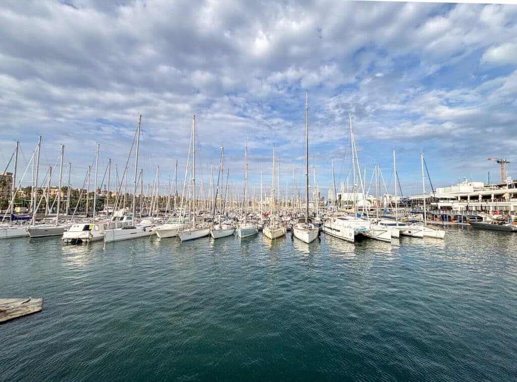 Bateaux amarrés dans le port de Barcelone
