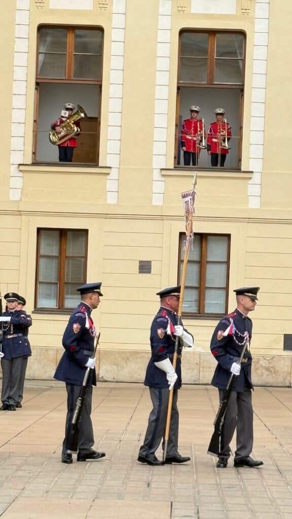 Cérémonie de midi de la relève de la garde au chateau de Prague avec les musiciens en arrière plan