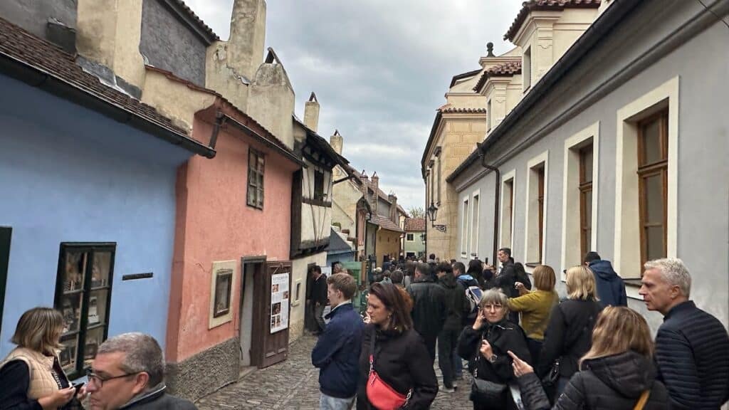 La ruelle d'or du chateau de Prague est composée de petites maisons colorées