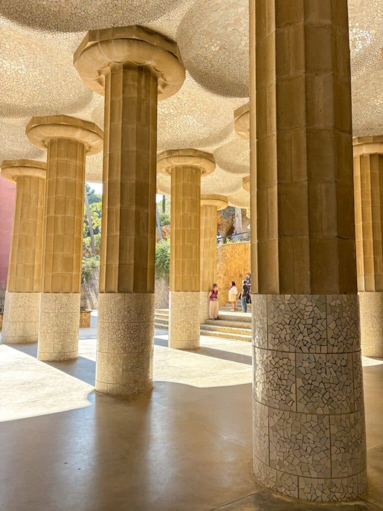 Salle Hypostyle dans le Parc Guell à Barcelone