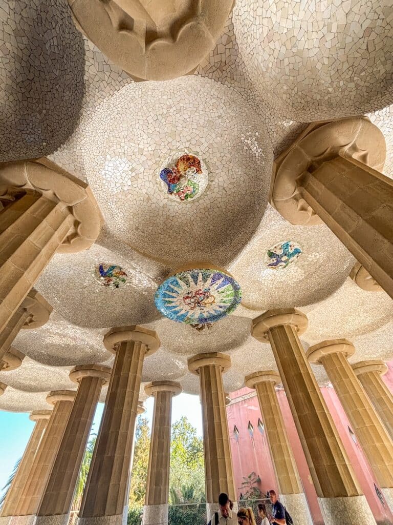 Plafond de la Salle Hypostyle au Parc Guell à Barcelone