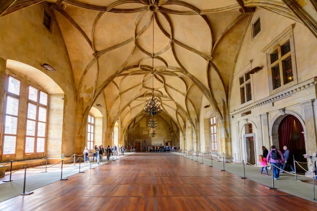 Magnifique salle Vladislav à l'intérieur du Palais Royal dans le chateau de Prague