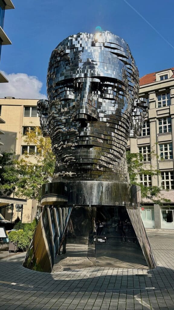 Sculpture de l'artiste Cerny à Prague appelé Tete de Kafka